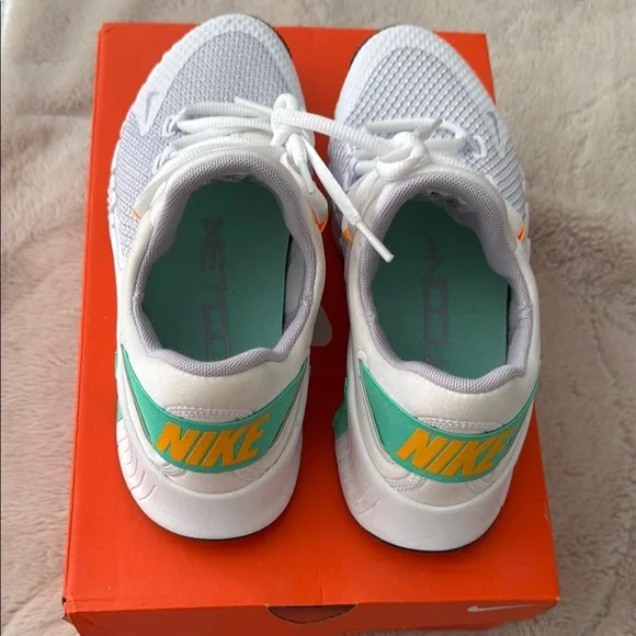 Nike White and Orange Athletic Shoes Sleek Design - Picture 2 of 4